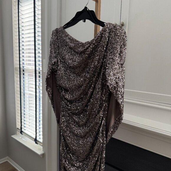 ✨ Betsy & Adam Gunmetal Sequin Gown – Red Carpet Glam ✨ - Picture 2 of 13